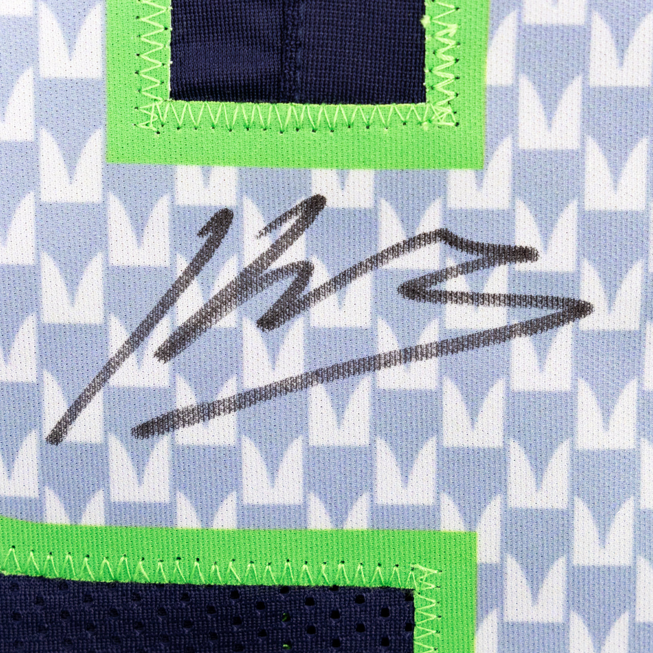 Kenneth Walker III Signed Jersey